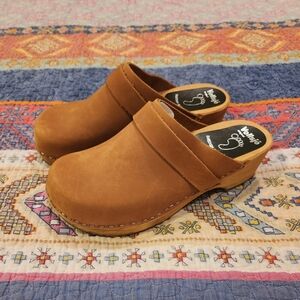Musse & Cloud Women's Tan Suede Clogs